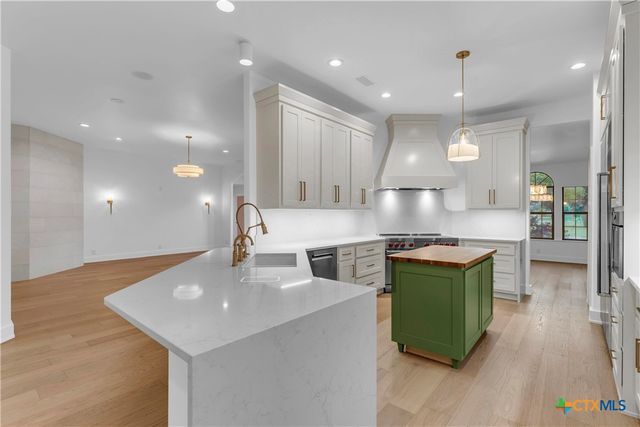 406 Ancient Oaks Drive, Marble Falls, TX 78654