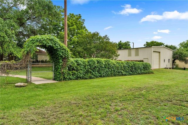 406 Ancient Oaks Drive, Marble Falls, TX 78654