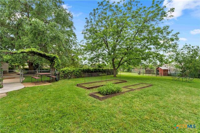 406 Ancient Oaks Drive, Marble Falls, TX 78654