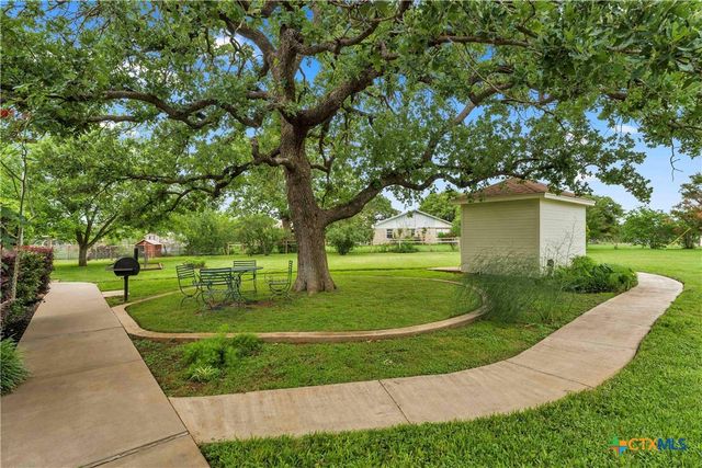 406 Ancient Oaks Drive, Marble Falls, TX 78654
