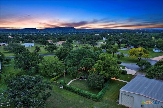 406 Ancient Oaks Drive, Marble Falls, TX 78654