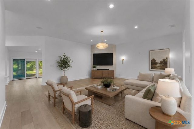 406 Ancient Oaks Drive, Marble Falls, TX 78654
