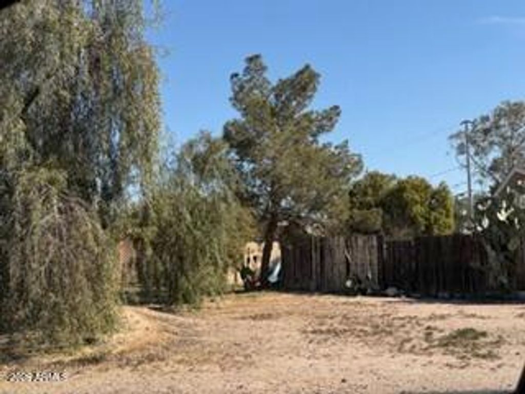 Image 5 of property listing at 401 5TH Avenue, Buckeye, AZ 85326