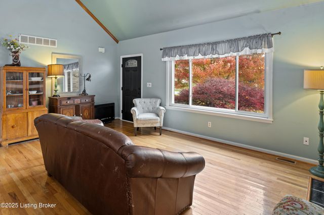 127 Shady Brook Ln, Louisville, KY 40229