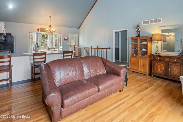 127 Shady Brook Ln, Louisville, KY 40229