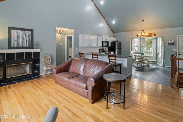 127 Shady Brook Ln, Louisville, KY 40229