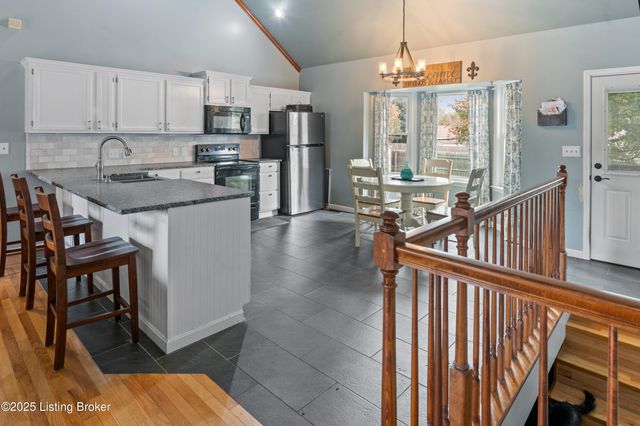 127 Shady Brook Ln, Louisville, KY 40229