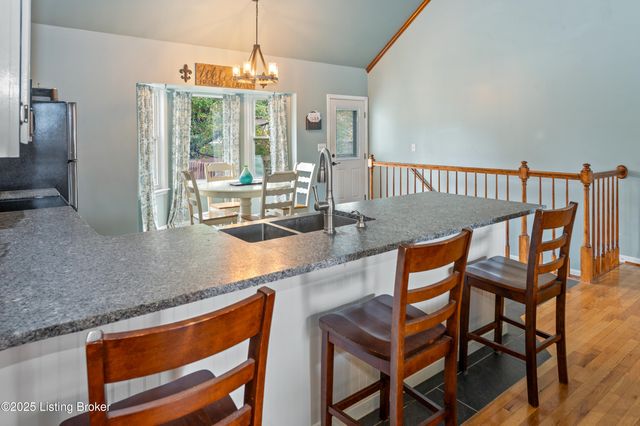 127 Shady Brook Ln, Louisville, KY 40229