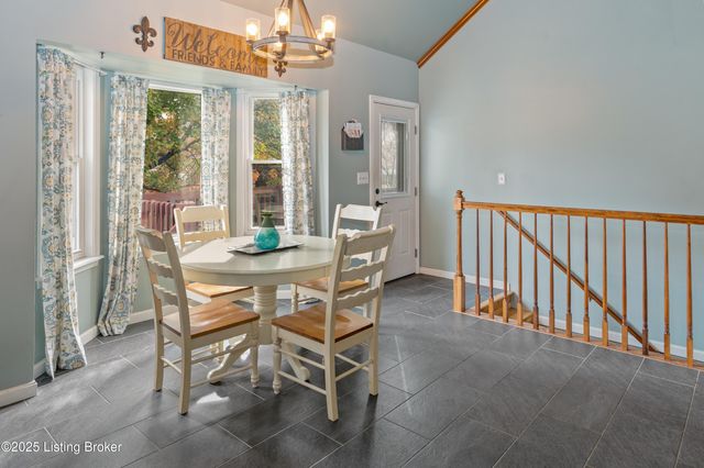 127 Shady Brook Ln, Louisville, KY 40229