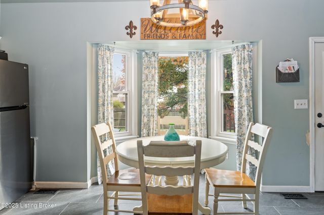 127 Shady Brook Ln, Louisville, KY 40229