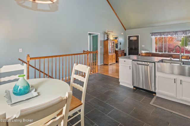 127 Shady Brook Ln, Louisville, KY 40229