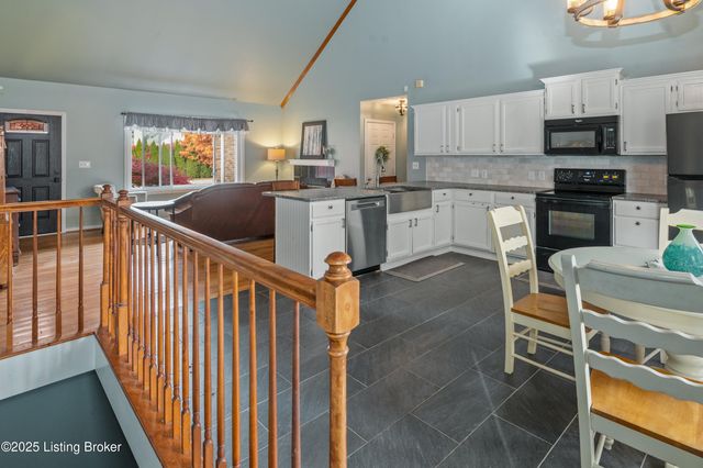 127 Shady Brook Ln, Louisville, KY 40229