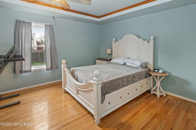 127 Shady Brook Ln, Louisville, KY 40229