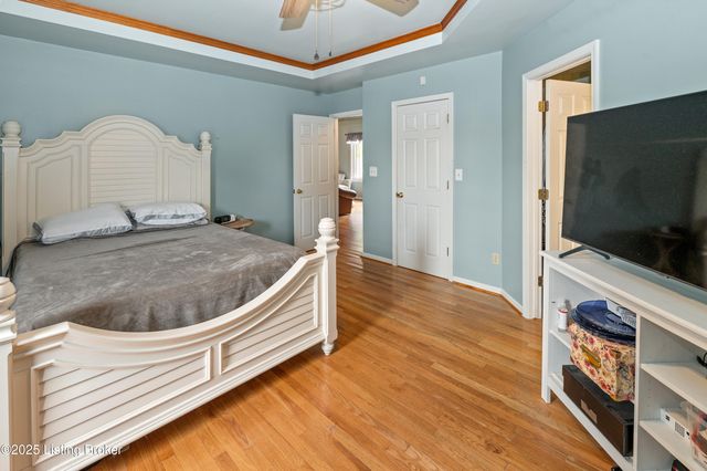 127 Shady Brook Ln, Louisville, KY 40229