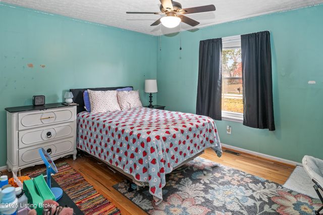 127 Shady Brook Ln, Louisville, KY 40229