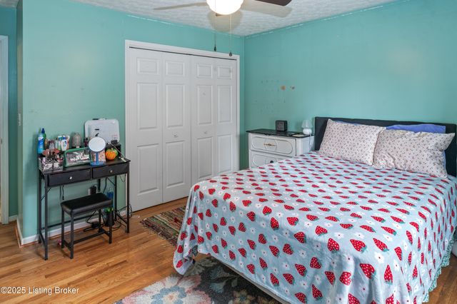 127 Shady Brook Ln, Louisville, KY 40229