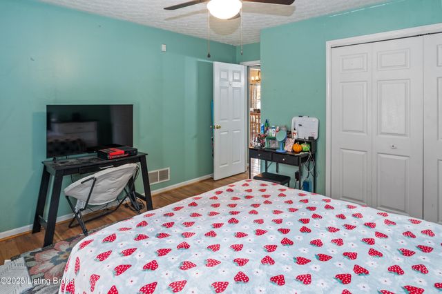 127 Shady Brook Ln, Louisville, KY 40229