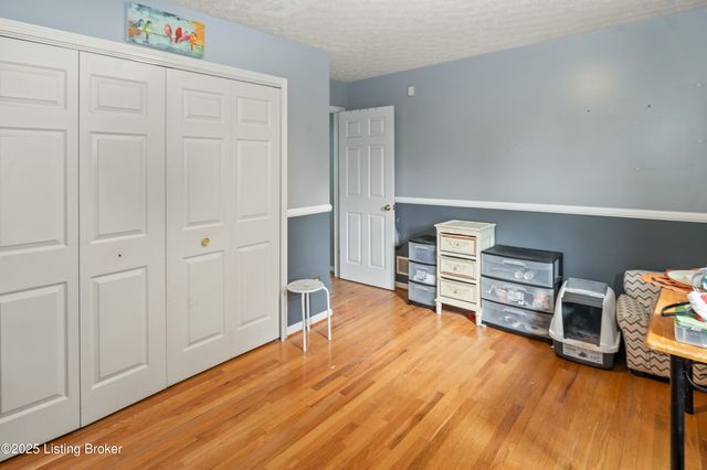 127 Shady Brook Ln, Louisville, KY 40229