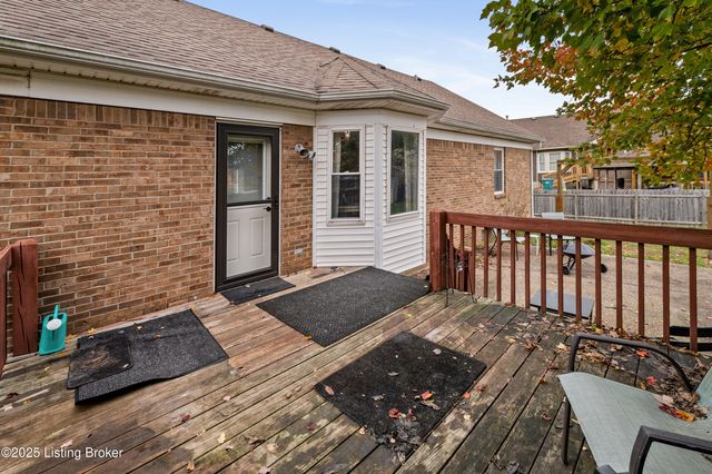 127 Shady Brook Ln, Louisville, KY 40229