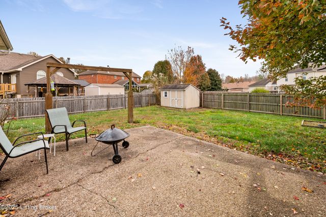 127 Shady Brook Ln, Louisville, KY 40229