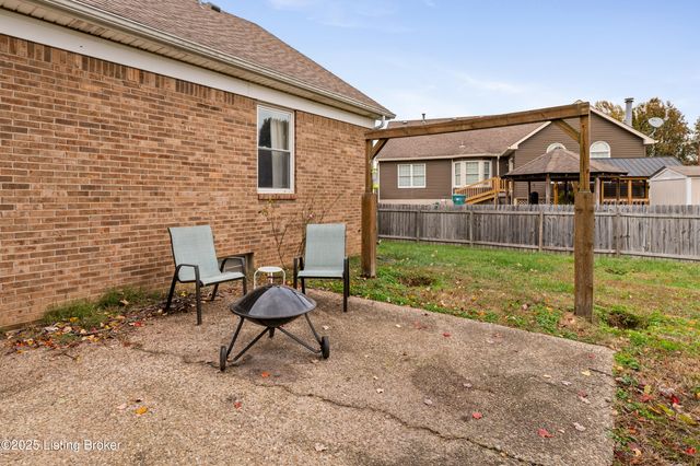 127 Shady Brook Ln, Louisville, KY 40229