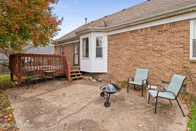 127 Shady Brook Ln, Louisville, KY 40229