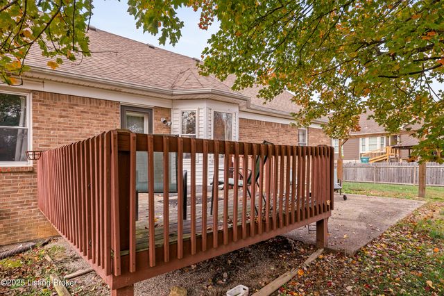 127 Shady Brook Ln, Louisville, KY 40229