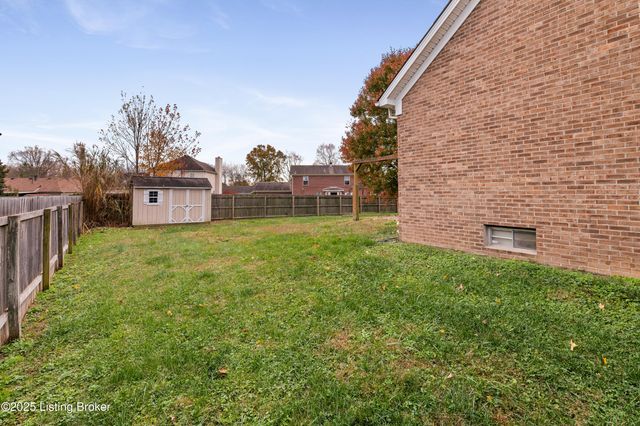 127 Shady Brook Ln, Louisville, KY 40229