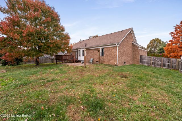 127 Shady Brook Ln, Louisville, KY 40229