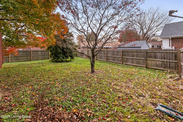 127 Shady Brook Ln, Louisville, KY 40229