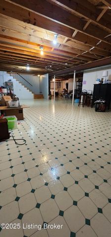 127 Shady Brook Ln, Louisville, KY 40229