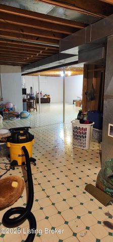 127 Shady Brook Ln, Louisville, KY 40229