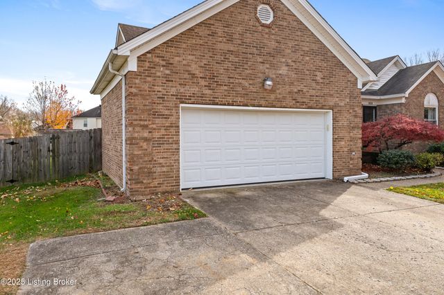 127 Shady Brook Ln, Louisville, KY 40229