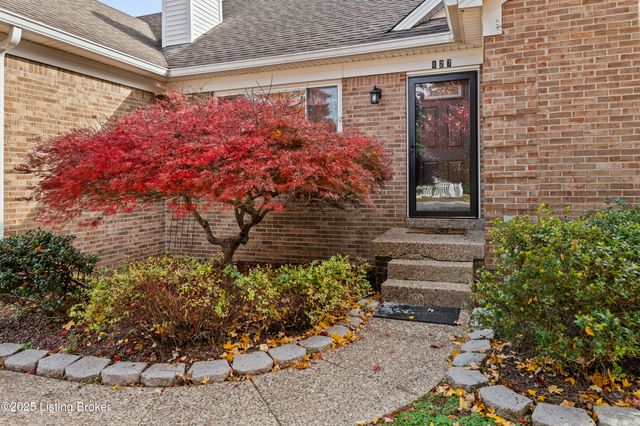 127 Shady Brook Ln, Louisville, KY 40229