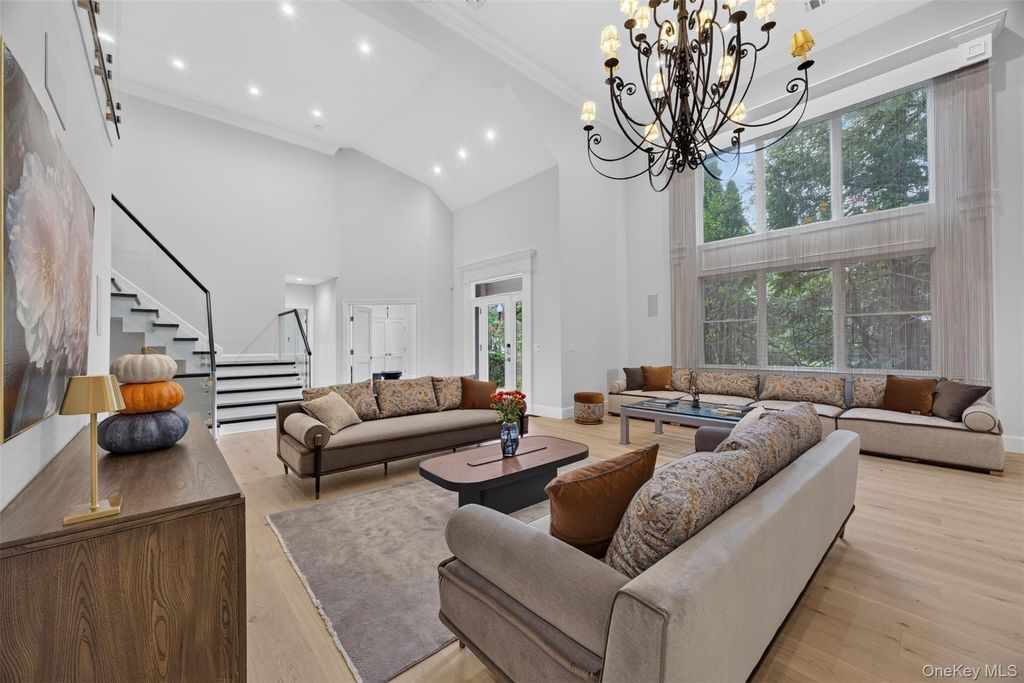 68 Kensington Circle, Manhasset, NY 11030 — photo 2