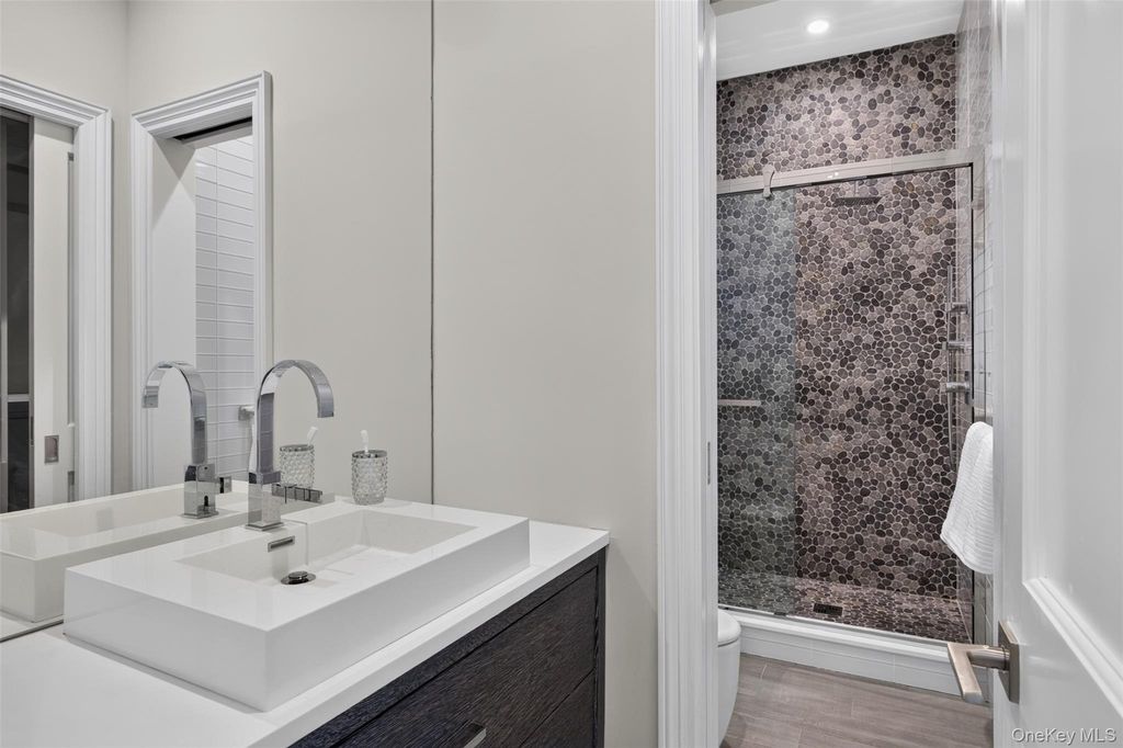 68 Kensington Circle, Manhasset, NY 11030 — photo 5