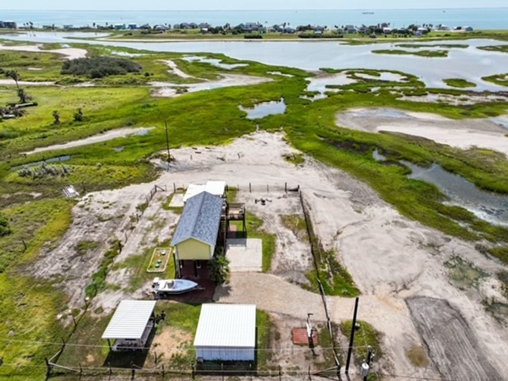 326 E Tenth St, Rockport, TX 78382 — exterior