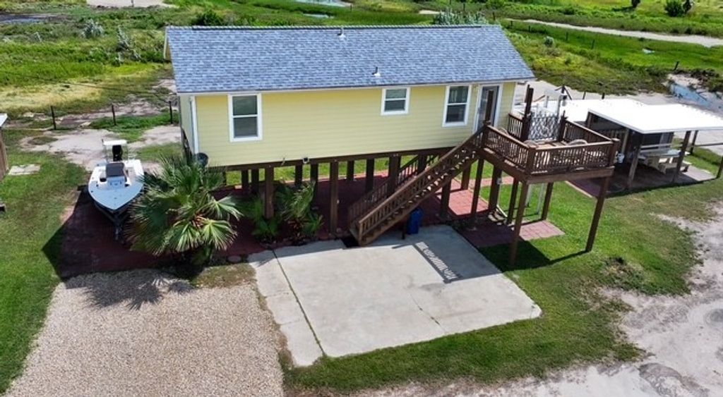 326 E Tenth St, Rockport, TX 78382 — photo 2