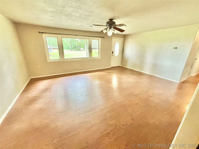 106 E Elk Road, Whitefield, OK 74472