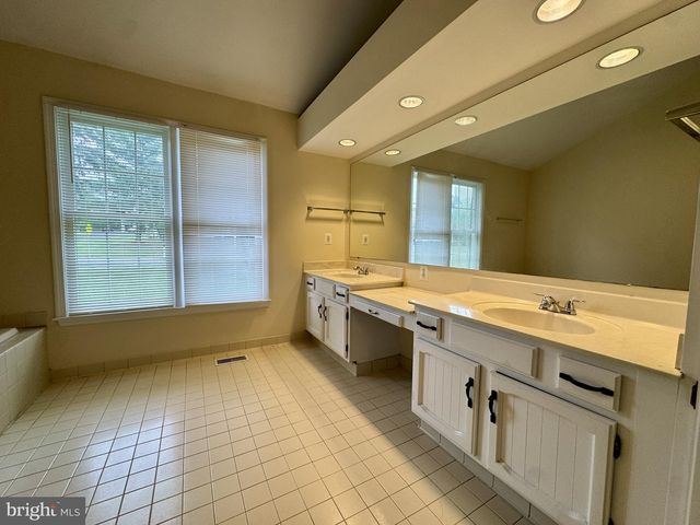 8470 CLOVER LEAF DR, Mclean, VA 22102