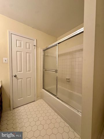 8470 CLOVER LEAF DR, Mclean, VA 22102