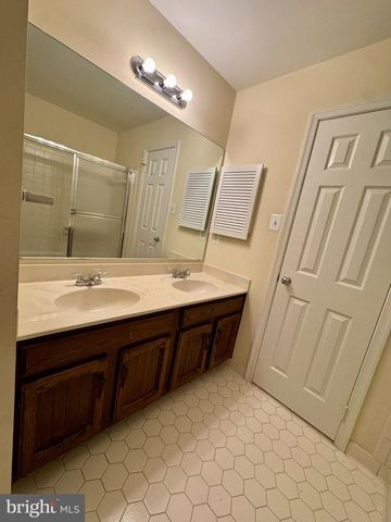 8470 CLOVER LEAF DR, Mclean, VA 22102
