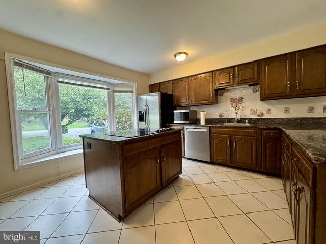 8470 CLOVER LEAF DR, Mclean, VA 22102