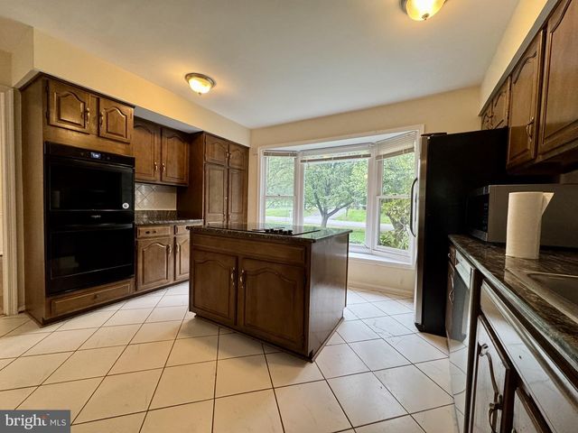 8470 CLOVER LEAF DR, Mclean, VA 22102