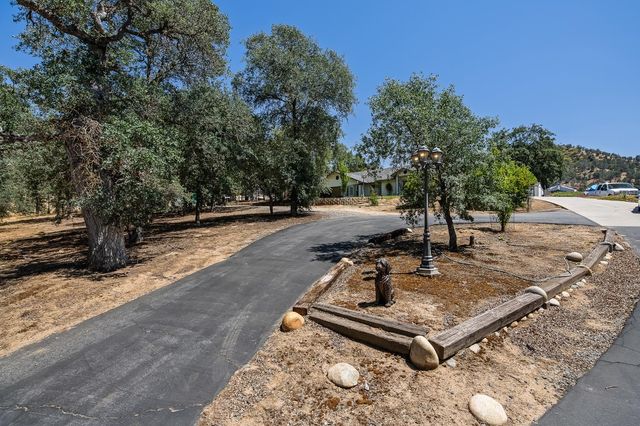 21965 Oak Hill Lane, Clovis, CA 93619