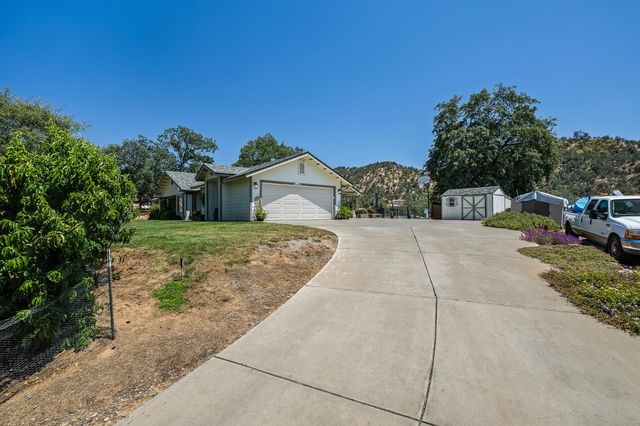 21965 Oak Hill Lane, Clovis, CA 93619