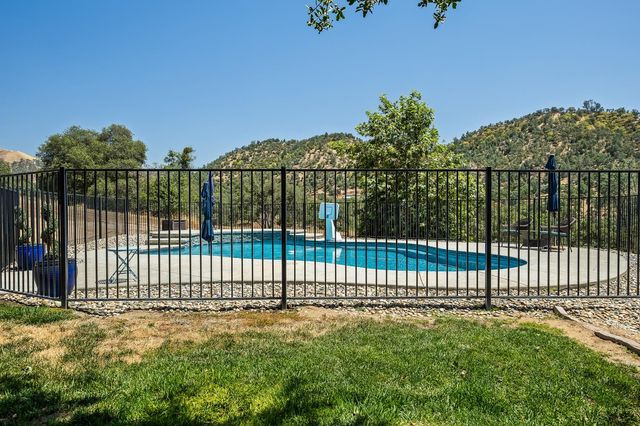 21965 Oak Hill Lane, Clovis, CA 93619