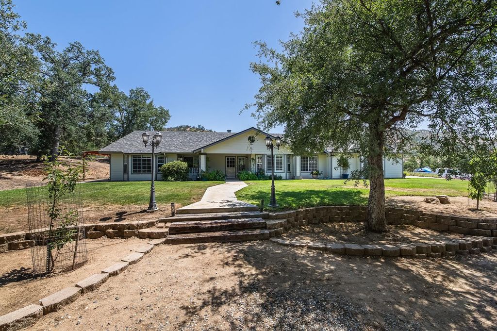 21965 Oak Hill Lane, Clovis, CA 93619