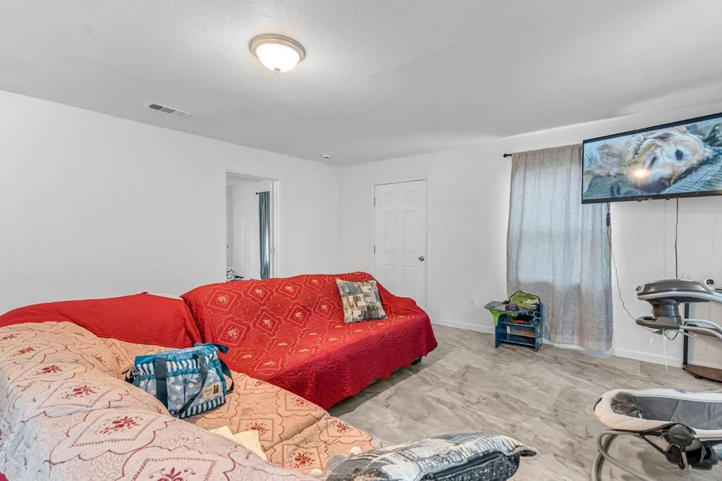 Image 11 of property listing at 1130 E Cleveland Avenue, Madera, CA 93638