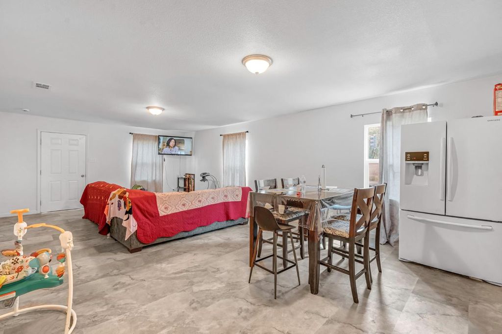 Image 12 of property listing at 1130 E Cleveland Avenue, Madera, CA 93638